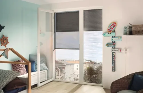 Bodentiefe Tür mit Absturzsicherung im oberen Stockwerk